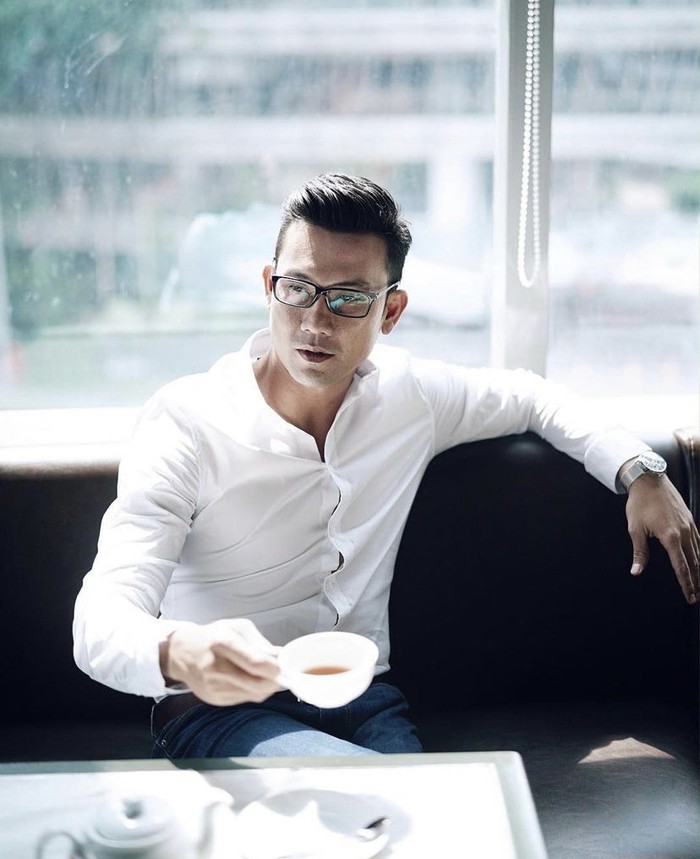 Denny Sumargo 10 Gaya Keren Denny Sumargo saat Nongkrong di Kafe