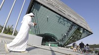 Paviliun dari negara Arab Saudi bergaya modern kontemporer. Bangunan kubus asimetris menggunakan material kaca dan atap garis-garis. Bentuknya yang tidak tegak lurus terlihat sangat menonjol di pameran tersebut. (AP Photo/Kamran Jebreili)
