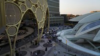 Paviliun negara tuan rumah, Uni Emirate Arab membuat desain bangunan yang disebut Kubah Al Wasl. Negeri para sultan tersebut menghabiskan jutaan dolar untuk menggelar even bergengsi ini. (AP Photo/Jon Gambrell)