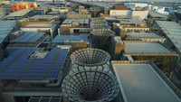 Bangunan Dubai Expo dilihat dari atas. Tampak panel surya dijadikan salah satu unsur utama dalam pameran yang mengusung subtema peluang, mobilitas, dan keberlanjutan.
