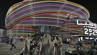 Pengunjung berada di depan paviliun Rusia pada Dubai Expo 2020, (1/10/2021). Pameran perdagangan, inovasi, teknologi dan arsitektur ini menjadi yang pertama digelar di kawasan Asia dan Afrika. (AP Photo/Kamran Jebreili)