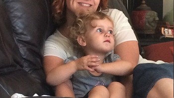 Tangan si ibu kelihatan kecil. Foto: Reddit