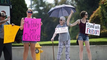 Tangan si wanita berbaju hitam fleksibel banget. Foto: Reddit