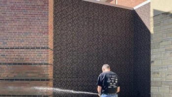 Itu semprotan air ya, bukan kencing. Foto: Reddit