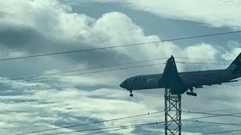 Pesawat nyangkut di kabel listrik. Foto: Reddit