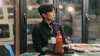 Di sisi lain, Ji Sung Hyun (Lee Sang Yi) malah terlihat murung. Foto: (dok. Instagram @tvn_drama)