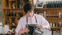 Begitu juga Hong Doo Shik yang masih melakukan pekerjaannya. Foto: (dok. Instagram @tvn_drama)