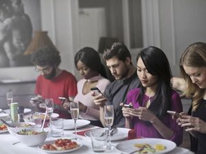Sering Main HP Saat Makan? Begini Menurut Pandangan Islam