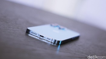 Port lightning dan speaker menghiasi bagian bawah iPhone 13 Pro. Foto: Adi Fida Rahman/detikINET