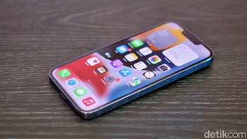 iPhone 13 Pro mengung layar 6,1 inch OLED XDR dan sudah mendukung refrsh rate 120 Hz. Foto: Adi Fida Rahman/detikINET