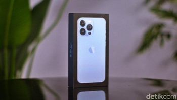 Kotak kemasan iPhone 13 Pro kini tidak dilapisi plastik di bagian luar. Foto: Adi Fida Rahman/detikINET