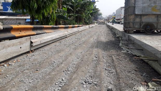 Jalan Raya-Balaraja, Kabupaten Tangerang, sempat viral karena baru saja dicor namun sudah dilintasi warga. Kini, bekas kendaraan dan warga berjalan sudah tidak ada lagi.