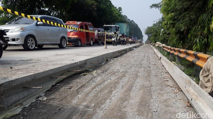 Jalan Raya-Balaraja, Kabupaten Tangerang, sempat viral karena baru saja dicor namun sudah dilintasi warga. Kini, bekas kendaraan dan warga berjalan sudah tidak ada lagi.
