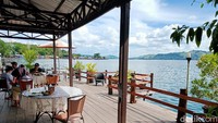 Sejak PON bergelora, tempat makan yang berada di pinggir Danau Sentani itu tak pernah sepi pengunjung.