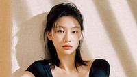 Jung Ho Yeon memulai karier modeling di usia 16 tahun. Foto: (dok. Instagram @hoooooyeony)