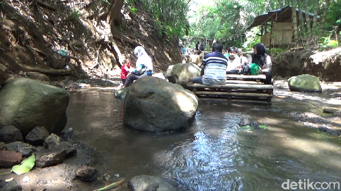Kali Sejuk merupakan salah satu kafe di Lumajang. Di kafe ini, pengunjung bisa menyantap makanan dan minuman di atas aliran sungai.