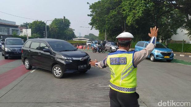 Kebijakan ganjil genap masih berlaku di sejumlah titik di DKI Jakarta, salah satunya Jl Jenderal Sudirman, Jakpus (Adhyasta/detikcom)