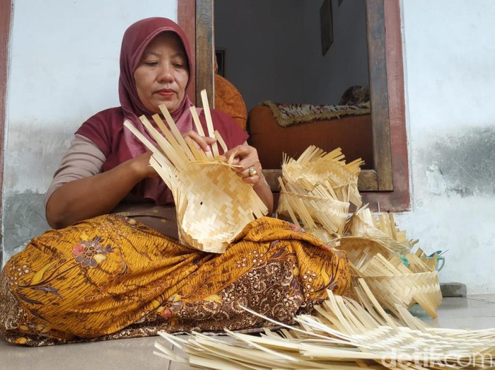 Belasan ibu rumah tangga di Desa Pekangkungan, Kecamatan Gondangwetan, Kabupaten Pasuruan menggeluti kerajinan besek bambu. Mereka menghasilkan uang tambahan untuk menyokong kebutuhan sehari-hari.