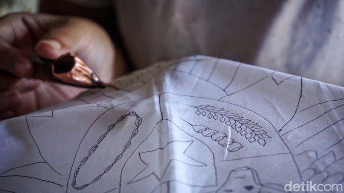 Keren, Perajin Ini Bikin Batik Bermotif Garuda Pancasila Batik menjadi salah satu karya seni yang terus berkembang. Setiap tahun bermunculan motif-motif baru di luar pakem yang sudah ada. Salah satunya motif Burung Garuda bikinan Bayu Permadi, pengrajin batik asal Kulon Progo, Daerah Istimewa Yogyakarta (DIY).