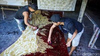 Batik yang diberi nama Garuda Pancasila itu memadukan warna merah dan putih yang terinspirasi bendera kebangsaan Indonesia.
