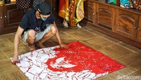 Sesuai namanya, terdapat lambang Garuda Pancasila komplit dengan pelbagai simbol yang menyertainya, yakni perisai bintang, tali rantai, pohon beringin, kepala banteng serta padi dan kapas.