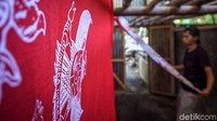 Di sekeliling lambang Garuda, terdapat corak abstrak. Oleh Bayu goresan warna putih sedikit keemasan itu dimaknai ribuan pulau yang ada di Indonesia.