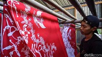 Bayu mengatakan proses pembuatan batik Garuda Pancasila ini memakan waktu cukup lama. Ini karena metode yang digunakan adalah teknik tulis, di mana motifnya dibuat dengan menulis menggunakan alat bernama canting pada kain yang sudah digambar pola menggunakan tangan.