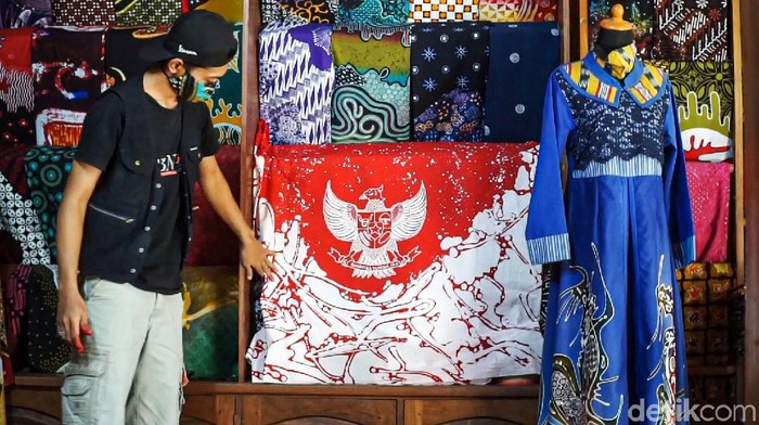 Keren, Perajin Ini Bikin Batik Bermotif Garuda Pancasila Batik menjadi salah satu karya seni yang terus berkembang. Setiap tahun bermunculan motif-motif baru di luar pakem yang sudah ada. Salah satunya motif Burung Garuda bikinan Bayu Permadi, pengrajin batik asal Kulon Progo, Daerah Istimewa Yogyakarta (DIY).