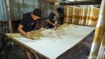 Keren, Perajin Ini Bikin Batik Bermotif Garuda Pancasila