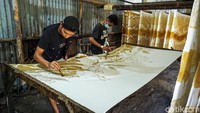 Bayu Permadi menyelesaikan pembuatan batik di pengrajin batik asal Kulon Progo, Daerah Istimewa Yogyakarta (DIY), Sabtu (2/10).
