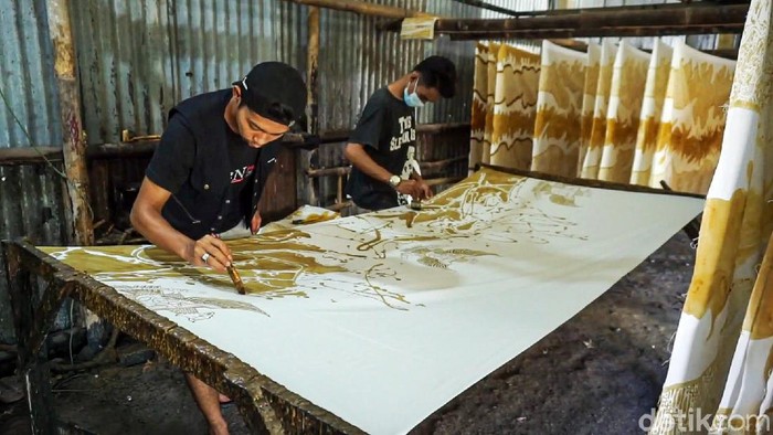 Keren, Perajin Ini Bikin Batik Bermotif Garuda Pancasila Batik menjadi salah satu karya seni yang terus berkembang. Setiap tahun bermunculan motif-motif baru di luar pakem yang sudah ada. Salah satunya motif Burung Garuda bikinan Bayu Permadi, pengrajin batik asal Kulon Progo, Daerah Istimewa Yogyakarta (DIY).