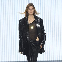 Inilah fashion show koleksi terbaru Balmain Spring/Summer 2022 di Paris Fashion week. Foto: Dominique Charriau/Getty Images.