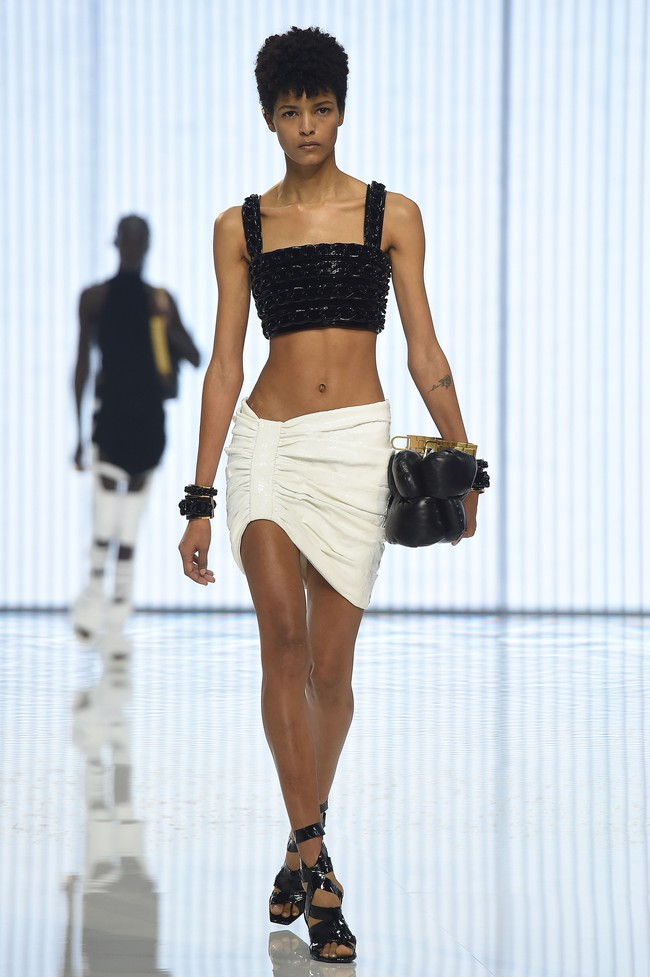 Inilah fashion show koleksi terbaru Balmain Spring/Summer 2022 di Paris Fashion week. Foto: Dominique Charriau/Getty Images.