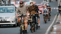 Komunitas Bike To Work kompak mengenakan baju batik dalam gowes bersama tersebut.