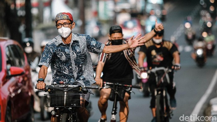 Komunitas Bike To Work Gowes Bareng untuk Peringati Hari Batik Sejumlah member dari Komunitas Bike To Work ikut meramaikan hari Batik Nasional dengan cara bersepeda dengan menggunakan pakaian batik, Jakarta, Sabtu (2/10/2021). Kegiatan untuk memperingati Hari Batik Nasional setiap tanggal 2 Oktober ini bertujuan menjadi ajang pendidikan dan hiburan juga mengeratkan solidaritas sosial antar komunitas gowes di Jakarta dan sekitarnya. Grandyos Zafna/detikcom