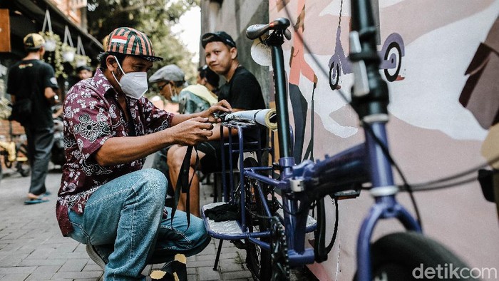 Komunitas Bike To Work Gowes Bareng untuk Peringati Hari Batik Sejumlah member dari Komunitas Bike To Work ikut meramaikan hari Batik Nasional dengan cara bersepeda dengan menggunakan pakaian batik, Jakarta, Sabtu (2/10/2021). Kegiatan untuk memperingati Hari Batik Nasional setiap tanggal 2 Oktober ini bertujuan menjadi ajang pendidikan dan hiburan juga mengeratkan solidaritas sosial antar komunitas gowes di Jakarta dan sekitarnya. Grandyos Zafna/detikcom