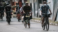 Mereka gowes bareng sambil berkostum dengan nuansa batik sebagai wujud kebanggaan atas tradisi luhung wastra nusantara.