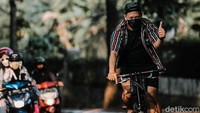 Komunitas Bike To Work gowes bersama dalam rangka memperingati Hari Batik Nasional.