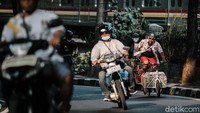 Mereka gowes melintasi jalanan ibukota yang arus lalu lintasnya ramai lancar.