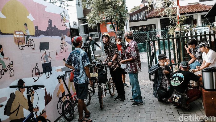 Sejumlah member dari Komunitas Bike To Work ikut meramaikan hari Batik Nasional dengan cara bersepeda dengan menggunakan pakaian batik, Jakarta, Sabtu (2/10/2021). Kegiatan untuk memperingati Hari Batik Nasional setiap tanggal 2 Oktober ini bertujuan menjadi ajang pendidikan dan hiburan juga mengeratkan solidaritas sosial antar komunitas gowes di Jakarta dan sekitarnya. Grandyos Zafna/detikcom