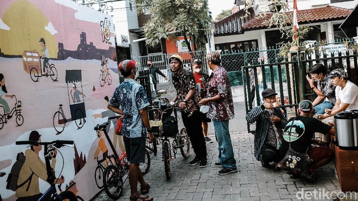 Komunitas Bike To Work Gowes Bareng untuk Peringati Hari Batik Sejumlah member dari Komunitas Bike To Work ikut meramaikan hari Batik Nasional dengan cara bersepeda dengan menggunakan pakaian batik, Jakarta, Sabtu (2/10/2021). Kegiatan untuk memperingati Hari Batik Nasional setiap tanggal 2 Oktober ini bertujuan menjadi ajang pendidikan dan hiburan juga mengeratkan solidaritas sosial antar komunitas gowes di Jakarta dan sekitarnya. Grandyos Zafna/detikcom