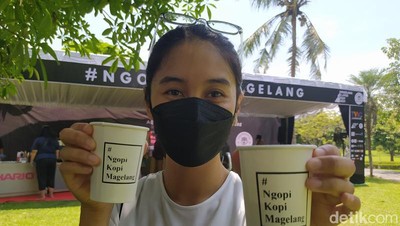 Foto: 1 Juta Kopi Gratis Buat Pengunjung Candi Borobudur