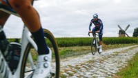 Pesepeda dari tim Alpecin Fenix berlatih di jalan berbatu sebelum even balapan Paris-Roubaix pada Minggu (3/10/2021). Rute ini menempuh jarak 258 km dari kota Paris menuju kota kecil di utara Prancis, Roubaix. Sekitar 50 km rute masih berupa jalan berbatu !