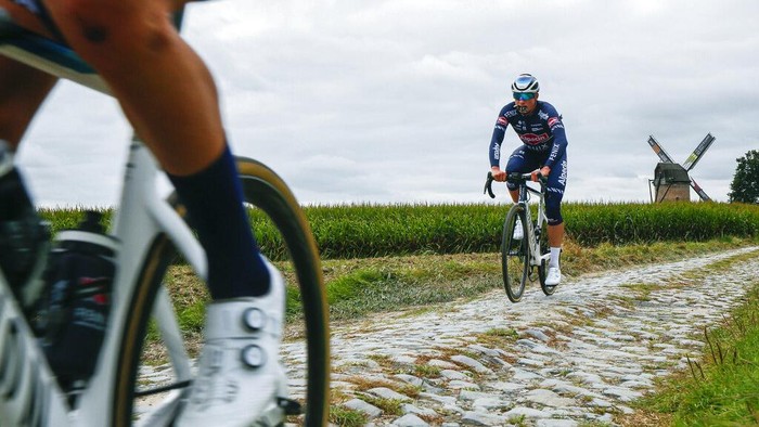 Balapan klasik Paris-Roubaix dikenal dengan jalur berbatu yang tidak ramah pesepeda. Ia dijuluki  Hell of the North. Seperti apa sih wujudnya?