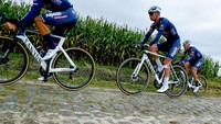 Pesepeda dari tim Alpecin Fenix berkonstrasi melewati jalan berbatu. Meski dikenal paling sadis di antara rute balapan yang lain, rute Paris ke Roubaix menjadi tantangan setiap pebalap. Setidaknya sudah 118 kali even tahunan Paris-Roubaix digelar, lebih dari satu abad.