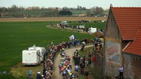 Potret balapan Paris-Roubaix pada 10 April 2016. Balapan ini sejatinya digelar pada musim semi. Namun karena pandemi global, diundur pada musim gugur, Oktober ini. (Photo Bryn Lennon/Getty Images)
