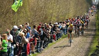 Pebalap melibas jalan berbatu dalam balapan Paris- Roubaix, (10/4/2016).  Jalan berbatu menjadi sensasi dan adrenalin tersendiri bagi para pebalap roadbike yang bisa melaju di jalan aspal. (Photo by Bryn Lennon/Getty Images)