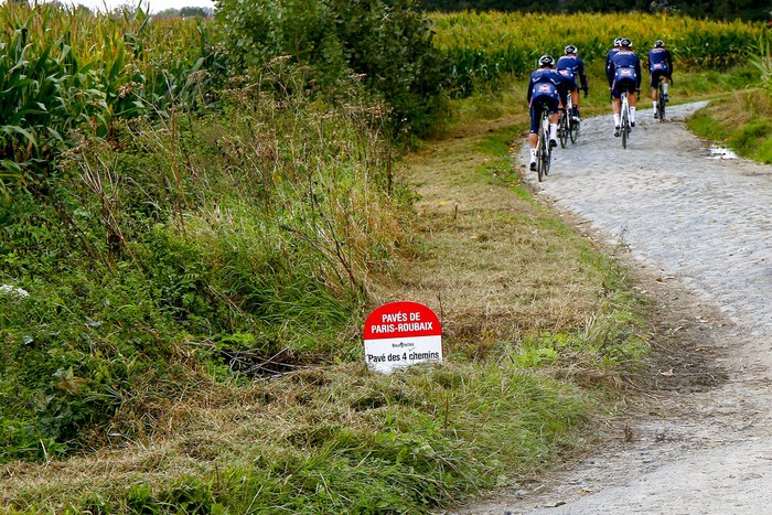 Lebih Dekat dengan Nerakanya Para Pesepeda, Jalur Paris-Roubaix Balapan klasik Paris-Roubaix dikenal dengan jalur berbatu yang tidak ramah pesepeda. Ia dijuluki Hell of the North. Seperti apa sih wujudnya?