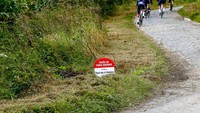 Batu besar (cobblestone) yang disusun acak siap dilahap oleh roda para pebalap profesional pada Minggu (3/10/2021).  Kejamnya, balapan ini menggunakan sepeda jalan aspal alias roadbike. Butuh kerja keras supaya pebalap tidak terjungkal saat melintasi jalanan berbatu ini.
