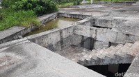 Ada juga tangga menuju ke lantai bawah yang dipenuhi dengan genangan air.